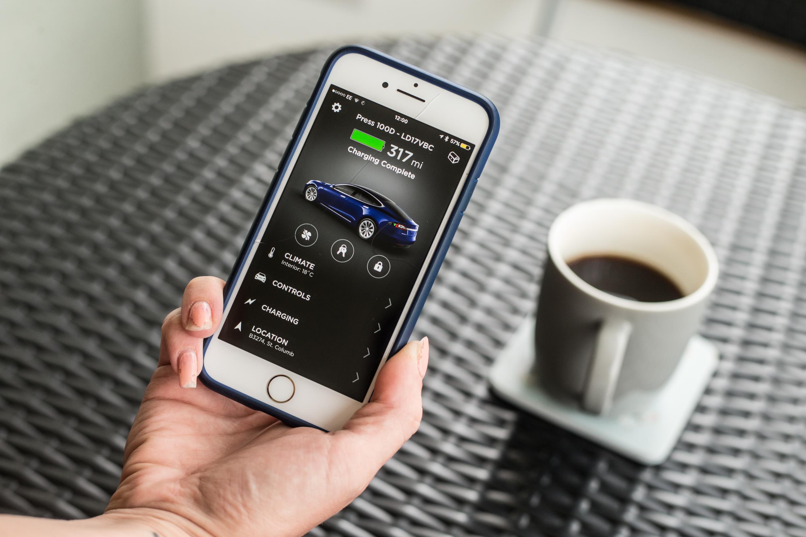 Tesla Model S app iPhone